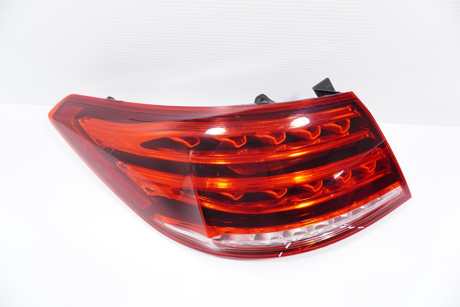 **CRACK** 14-17 MERCEDES-BENZ C207 E-CLASS COUPE LEFT DRIVER SIDE TAILLIGHT LED **CRACK** 14-17 MERCEDES-BENZ C207 E-CLASS COUPE LEFT DRIVER SIDE TAILLIGHT LED