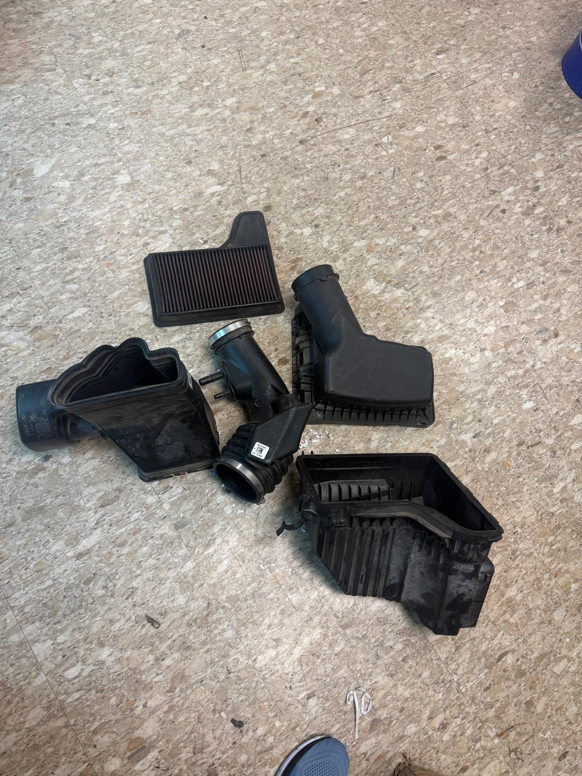 2015-2017 Mustang 5.0L OEM Engine Air Intake Filter Cleaner Housing Box Unit 2015-2017 Mustang 5.0L OEM Engine Air Intake Filter Cleaner Housing Box Unit