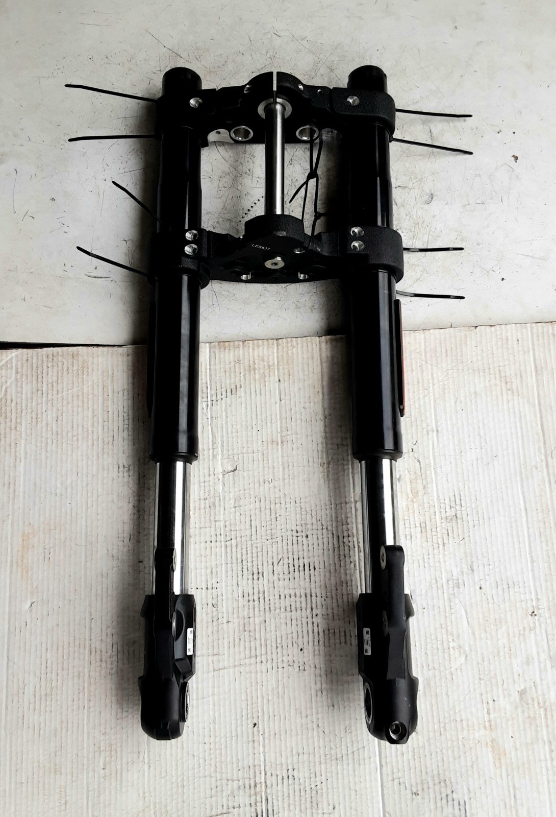 OEM Harley 18-26 Softail M8 FXLRS Inverted Front End Lowrider S -Damaged-