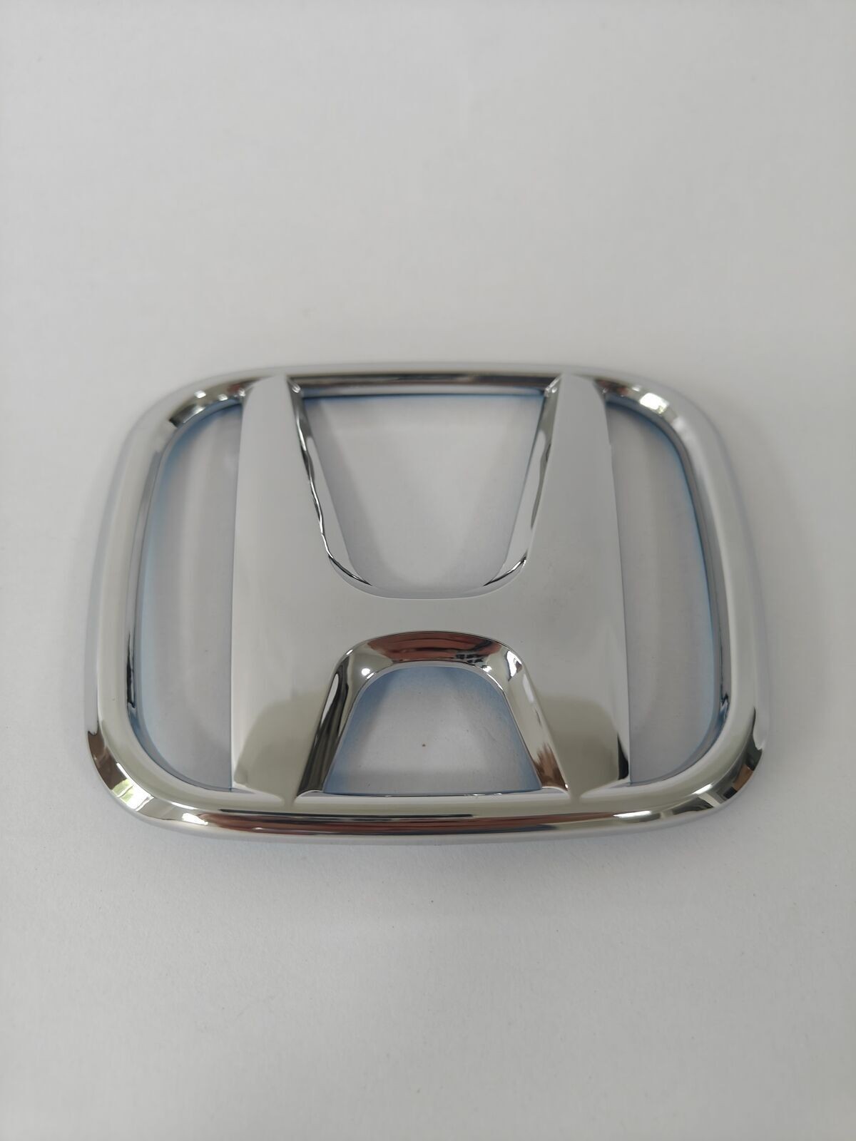 R Motors fit Honda Civic 4Dr Sedan Front Grille H Emblem OEM : 75700-SNW-003 R Motors fit Honda Civic 4Dr Sedan Front Grille H Emblem OEM : 75700-SNW-003