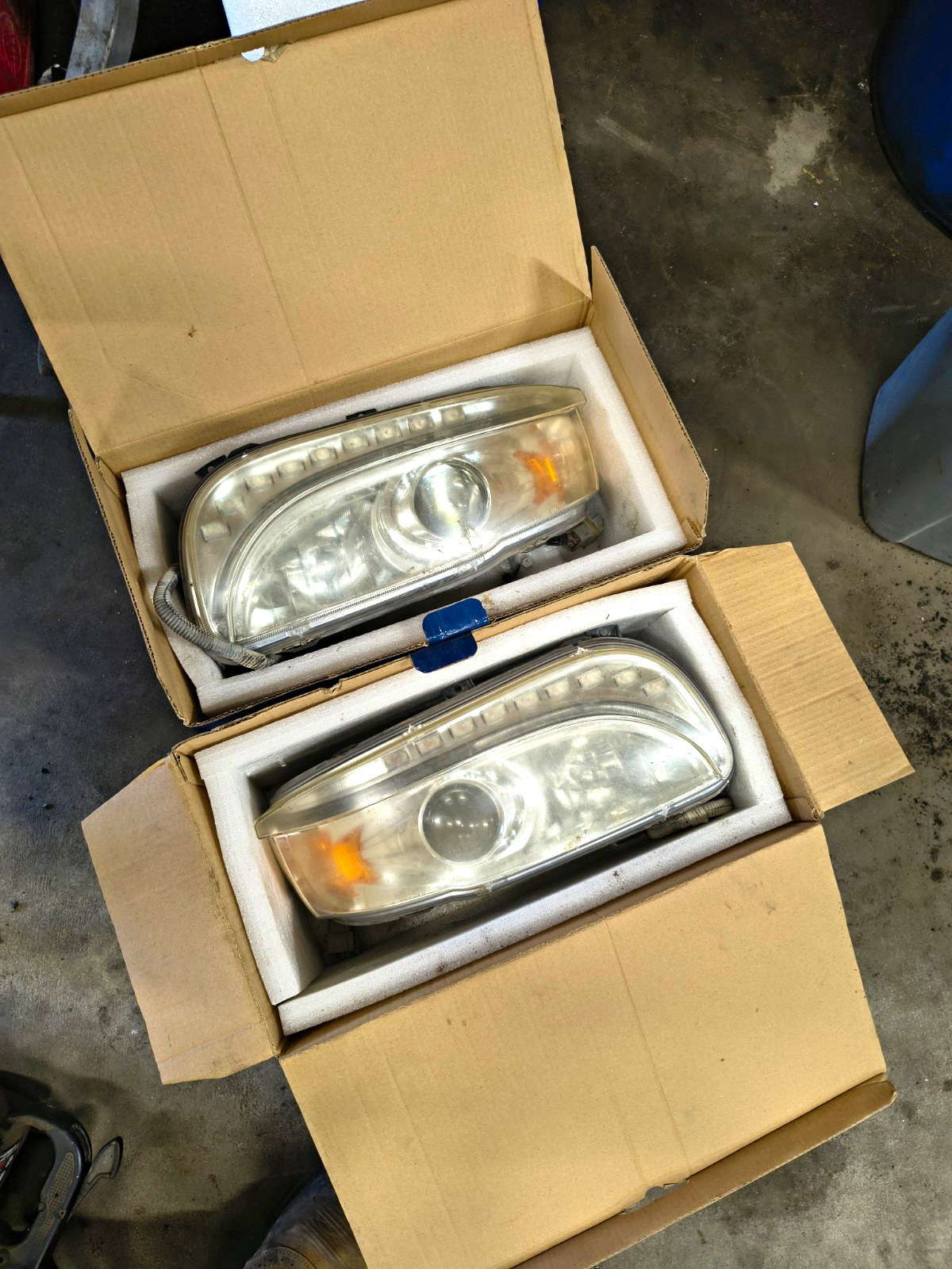 Pair of Peterbilt Headlights Used 388/389/567 Pair of Peterbilt Headlights Used 388/389/567