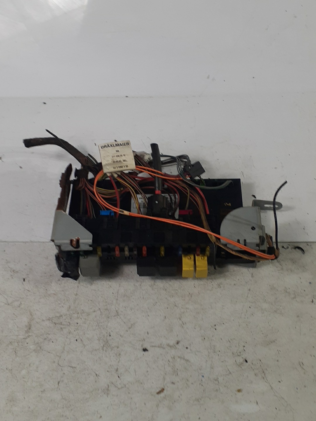 2003-09 Mercedes-Benz E500 TRUNK BODY CONTROL FUSE BOX ASSEMBLY OEM 2115453401 2003-09 Mercedes-Benz E500 TRUNK BODY CONTROL FUSE BOX ASSEMBLY OEM 2115453401