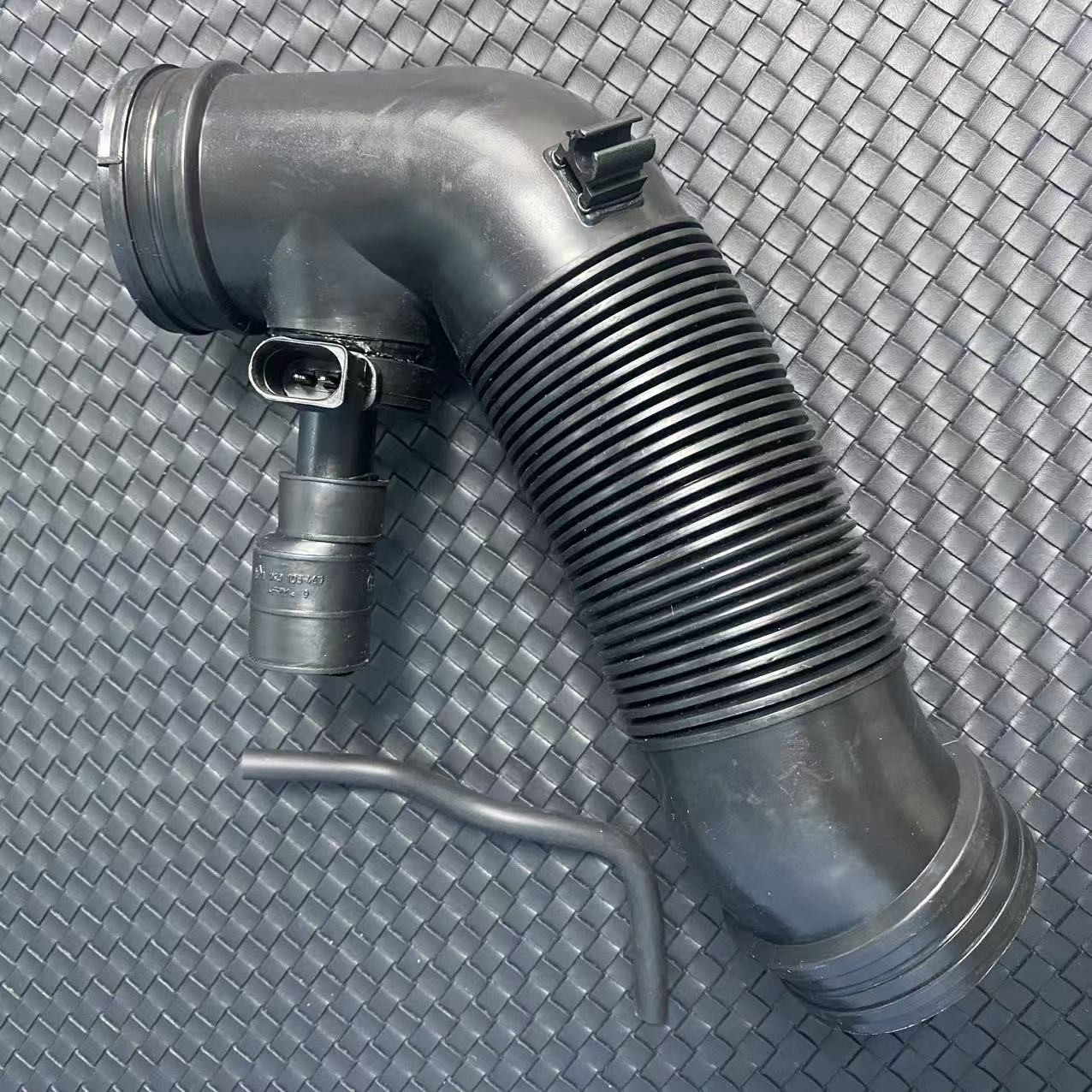 Air Intake Tube Hose For Volkswagen Golf 2.0L 1J0129684 1J0-129-684 1J0 129 684 Air Intake Tube Hose For Volkswagen Golf 2.0L 1J0129684 1J0-129-684 1J0 129 684