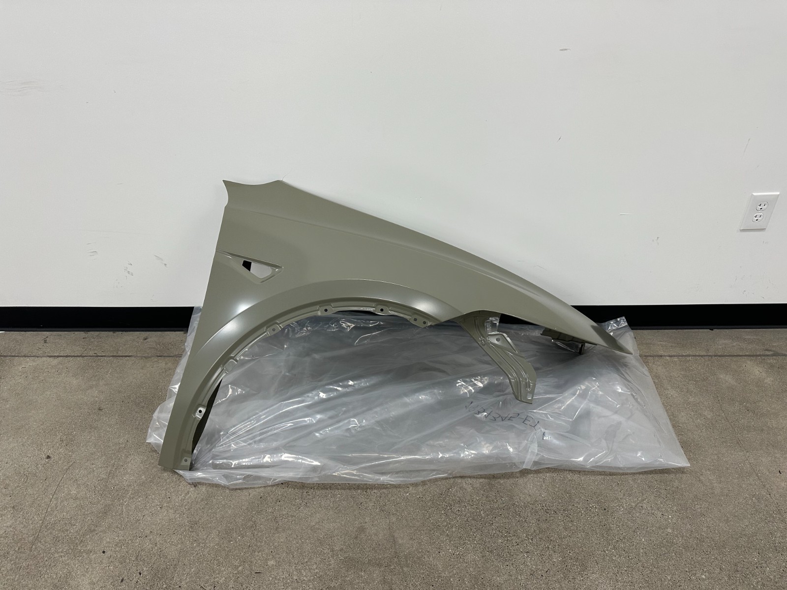 OEM 2025-27 Tesla Model Y Juniper Front Right Passenger side Fender 1934345-E0-A OEM 2025-27 Tesla Model Y Juniper Front Right Passenger side Fender 1934345-E0-A
