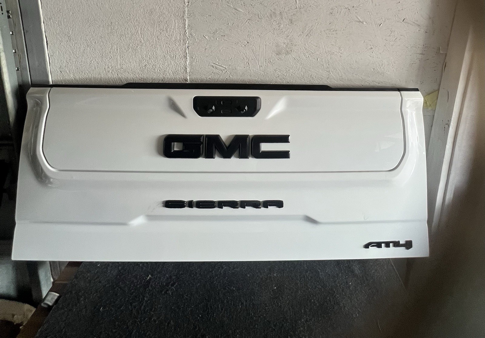 2019 - 2025 GMC SIERRA 1500 TAILGATE MULTIPRO OEM (small Scratch) 2019 - 2025 GMC SIERRA 1500 TAILGATE MULTIPRO OEM (small Scratch)