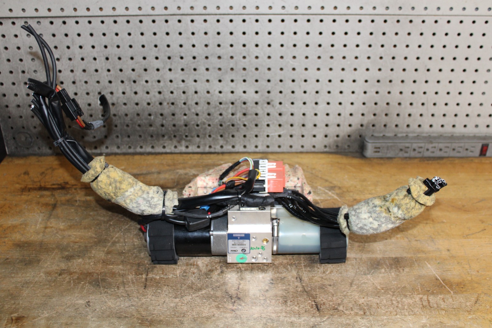 07-2013 BMW E93 M3 328i 335i CONVERTIBLE TOP ROOF HYDRAULIC PUMP MOTOR LIFT OEM 07-2013 BMW E93 M3 328i 335i CONVERTIBLE TOP ROOF HYDRAULIC PUMP MOTOR LIFT OEM