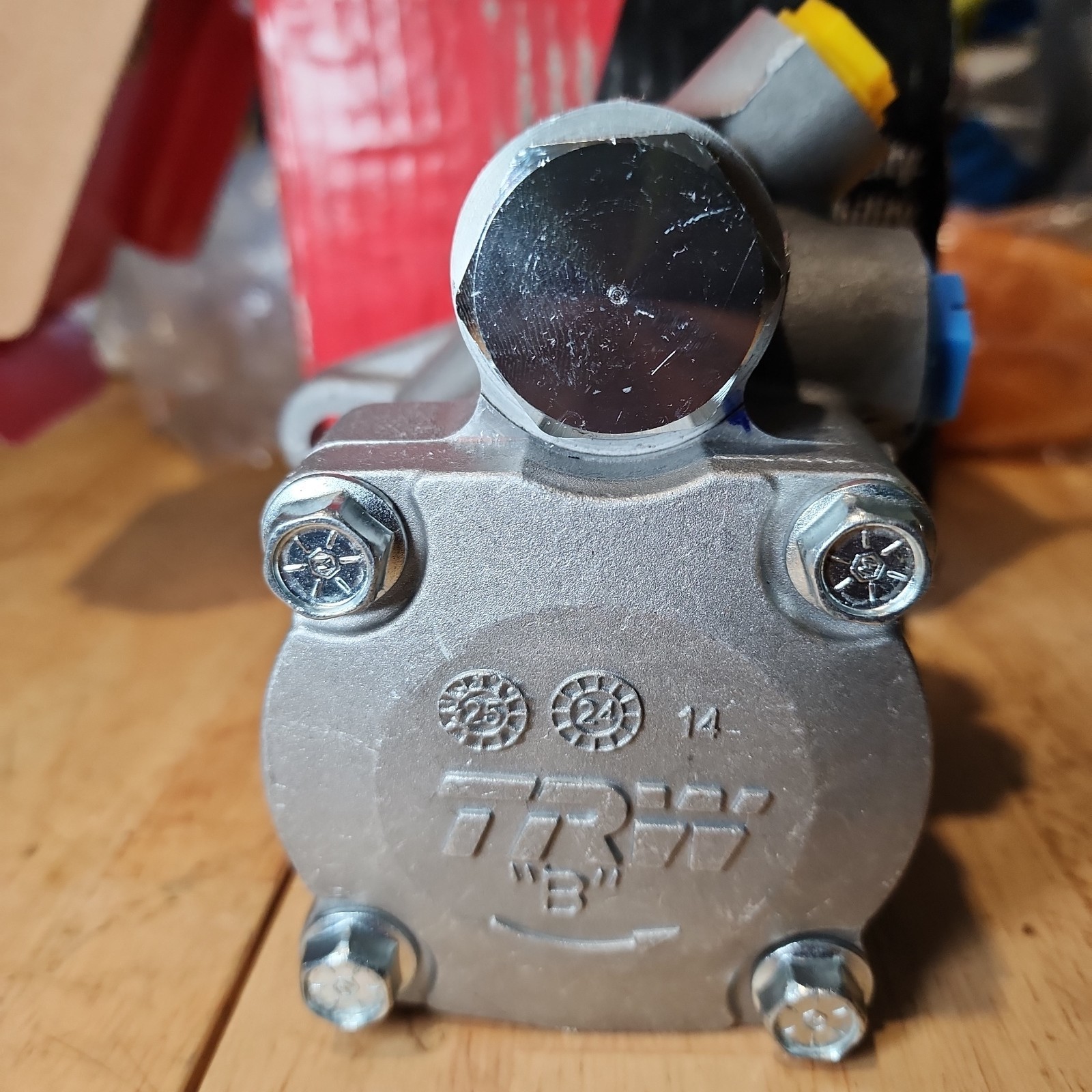 New Peterbilt TRW Power Steering Pump #PEV2824-18R101 (B) rotation 