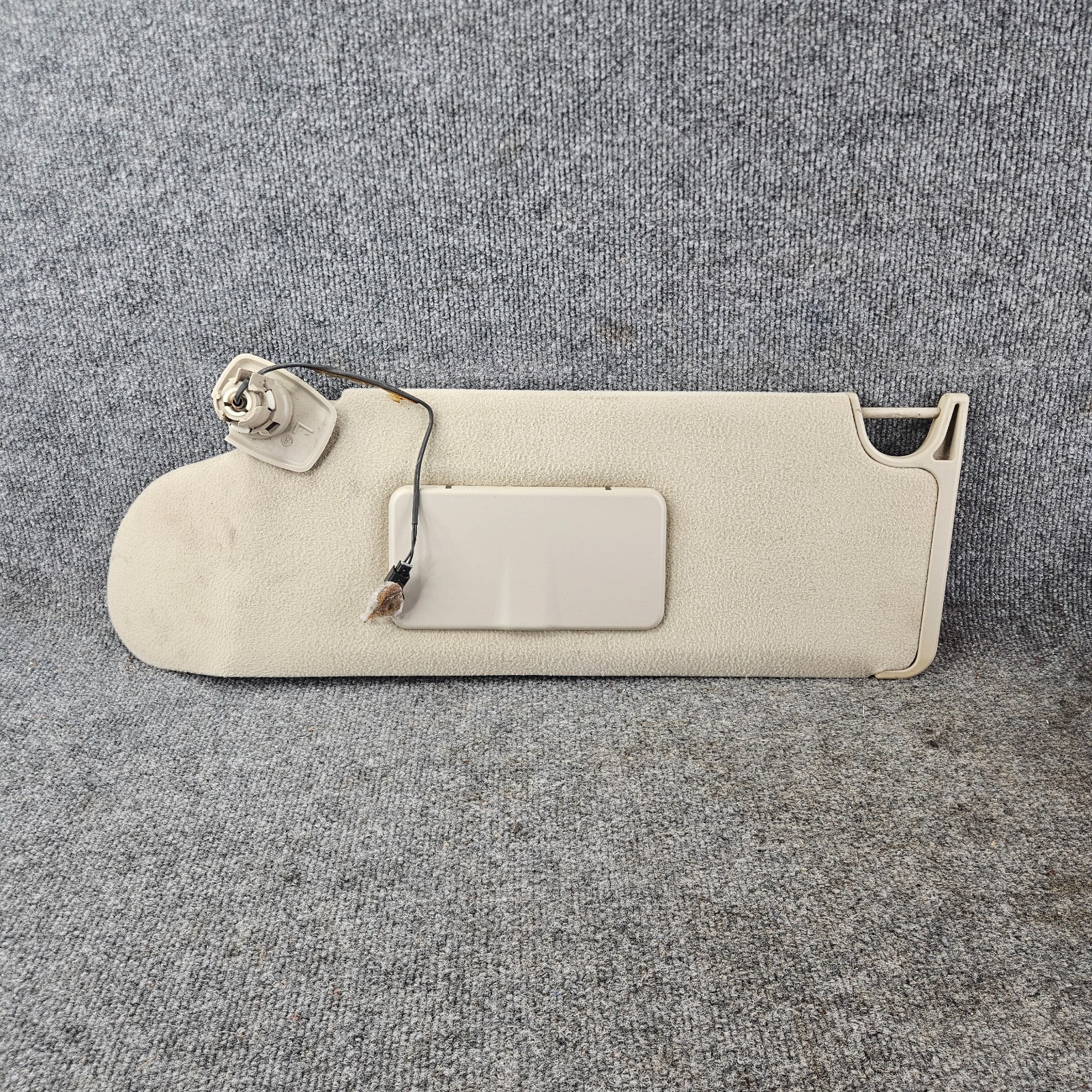 2003-2007 Hummer H2 Left Driver Sun Visor 15938026 OEM 2003-2007 Hummer H2 Left Driver Sun Visor 15938026 OEM
