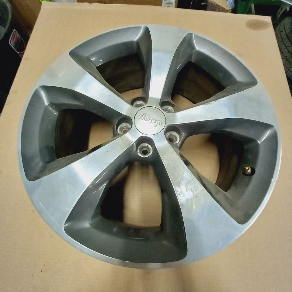 Wheel Rim 18x7 5 Spoke Polished Face With Gray Pockets Fits 19 Jeep Cherokee