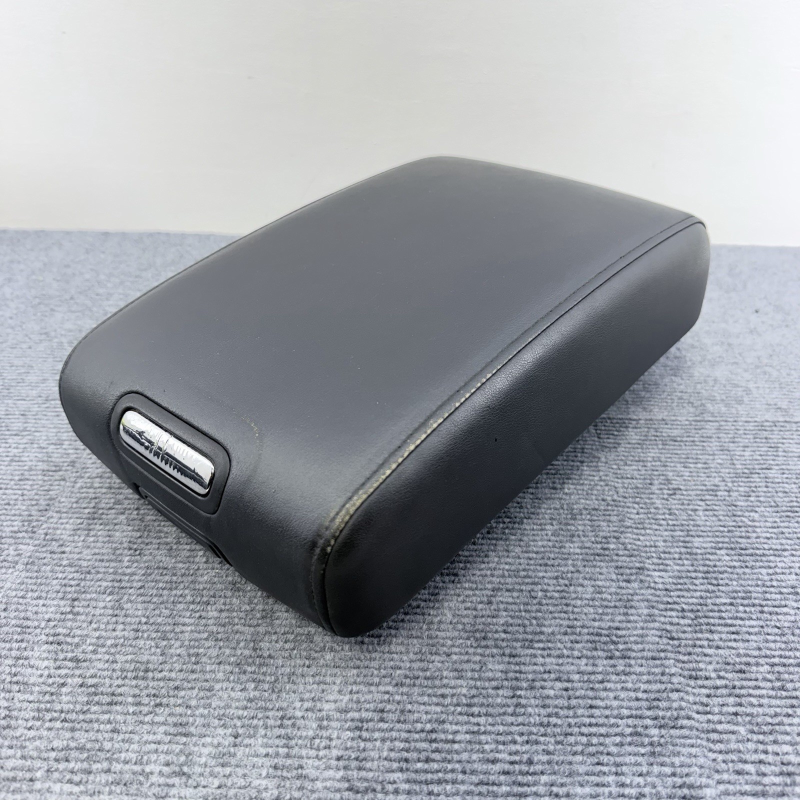 2006-2008 Infiniti FX35 Black Center Console Armrest Lid Assembly Leather OEM 2006-2008 Infiniti FX35 Black Center Console Armrest Lid Assembly Leather OEM