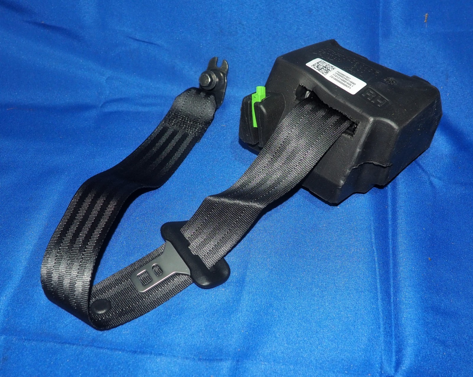 New OEM 2010-2012 Volvo XC60 Rear 2nd Row Center Middle Seat Belt Rectrator