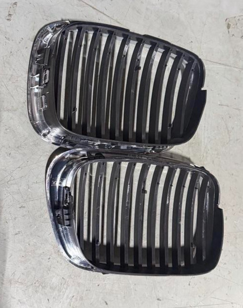 1997-2003 BMW E39 5-Series Chrome Black Kidney Grille 520i-540i 1997-2003 BMW E39 5-Series Chrome Black Kidney Grille 520i-540i