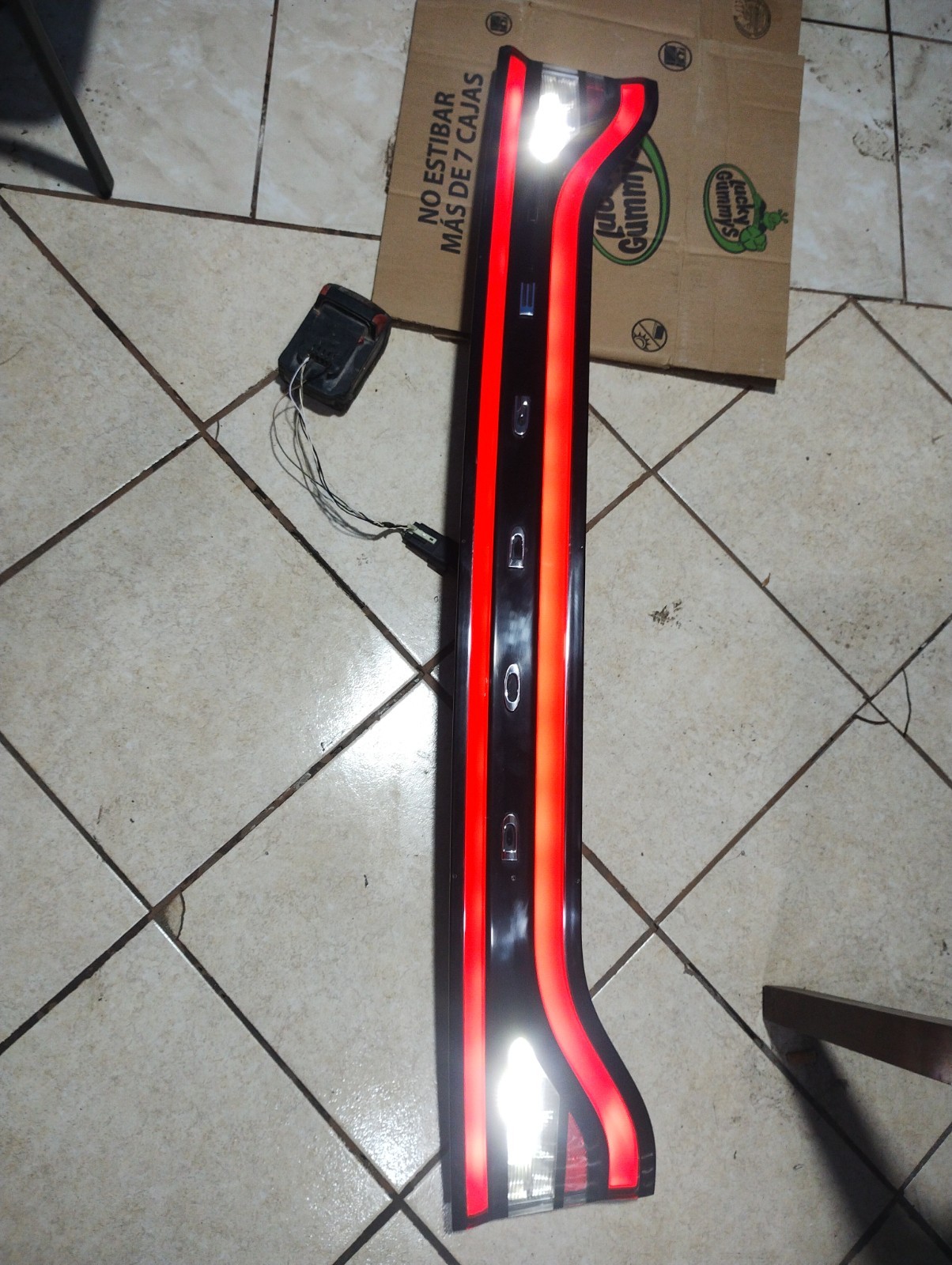 2015-2023 Dodge Charger Center Tail light corner boken OEM 68398666AC 2015-2023 Dodge Charger Center Tail light corner boken OEM 68398666AC