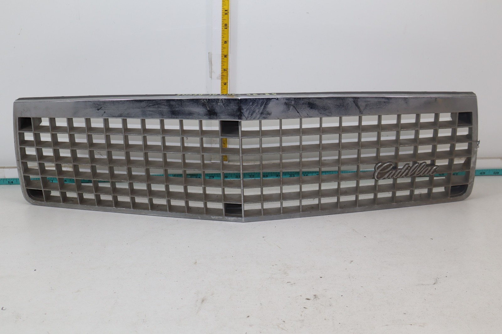 1989-1990 Cadillac DeVille Front Bumper Grille 25531908 OEM
