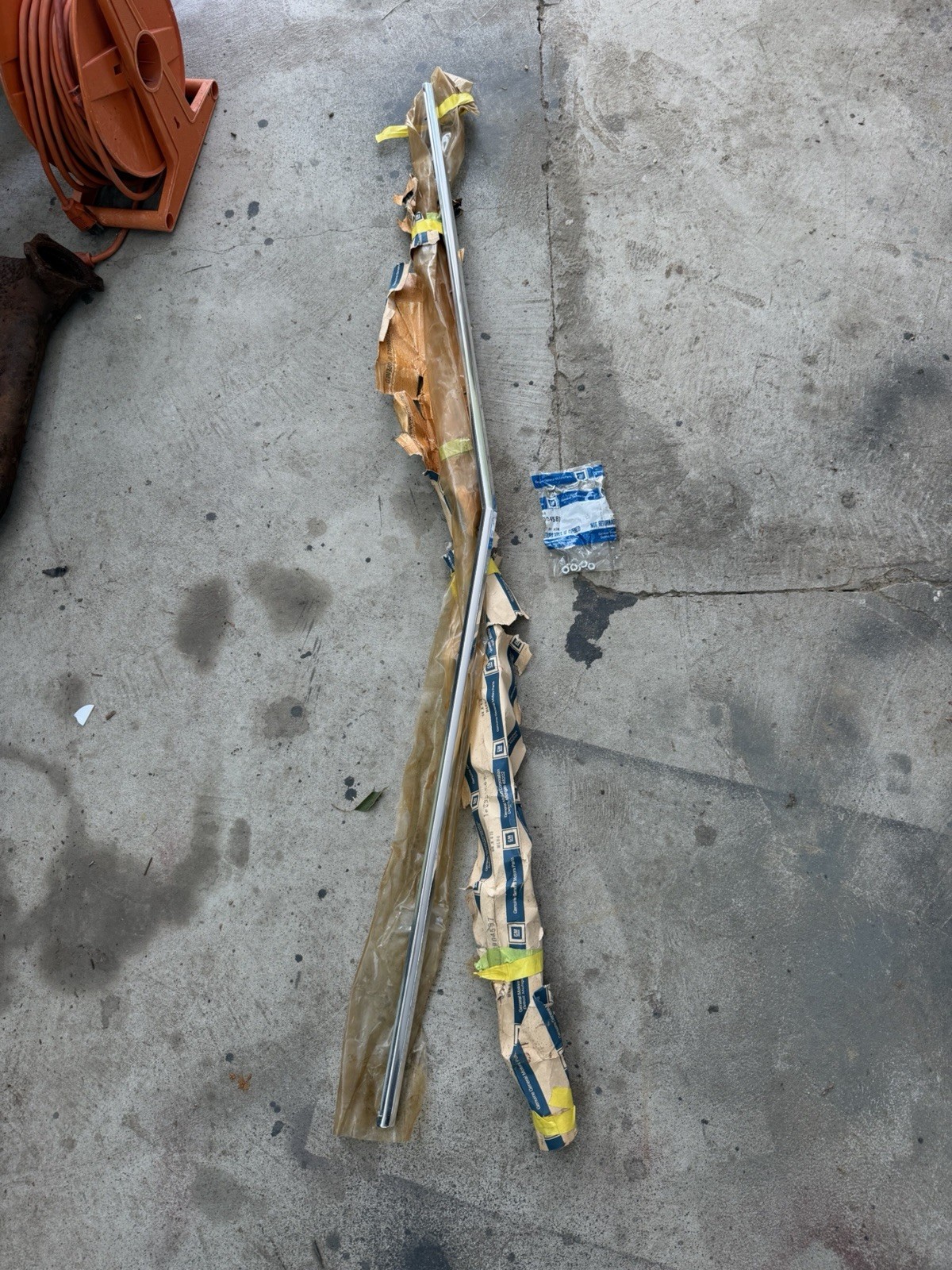 NOS GM 3904587 - 1967 Chevelle Good Lip Molding With Bolts