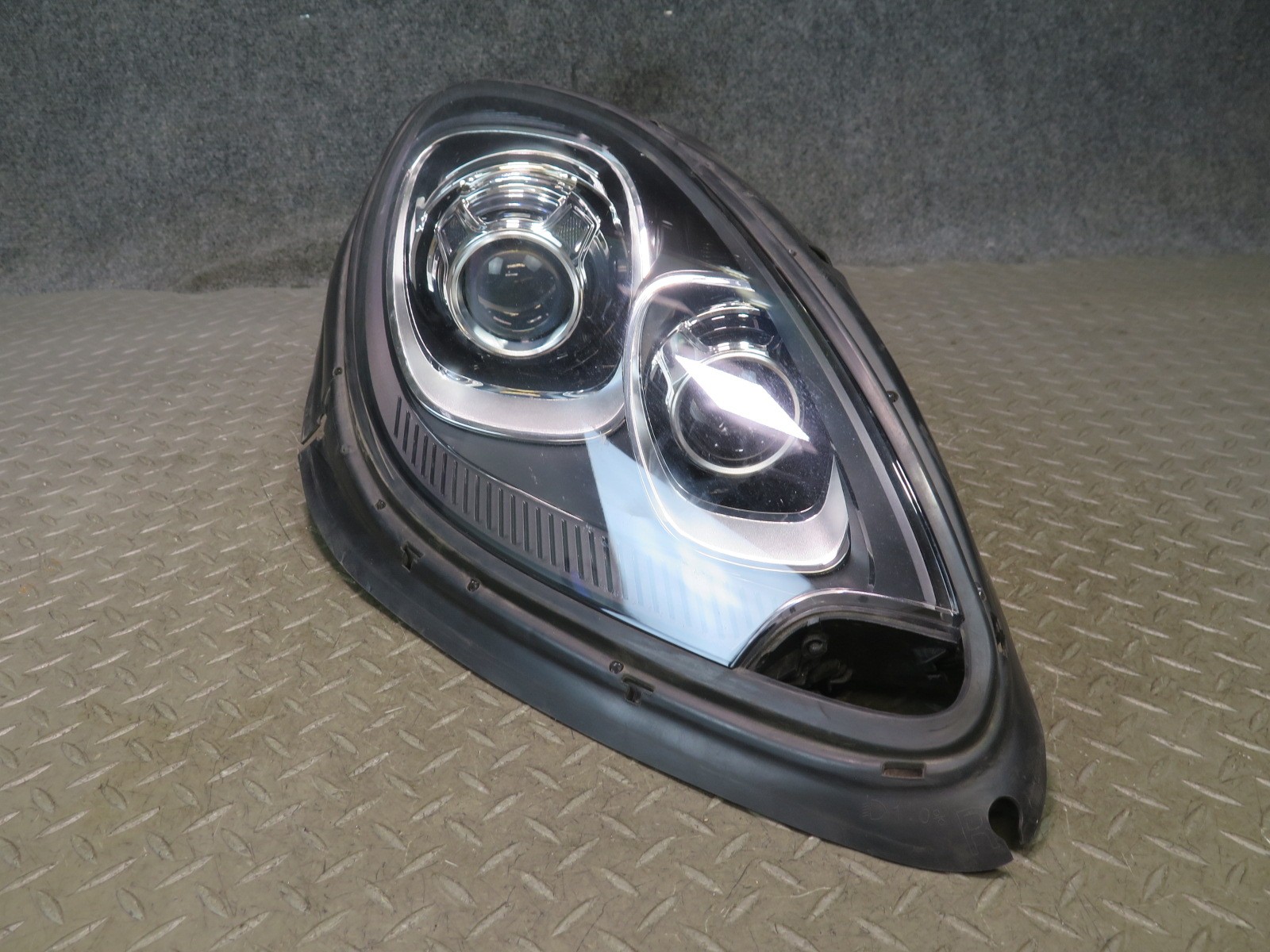 2015-2018 PORSCHE MACAN FRONT RIGHT SIDE XENON HEADLIGHT LAMP W/ BALLAST DAMAGED