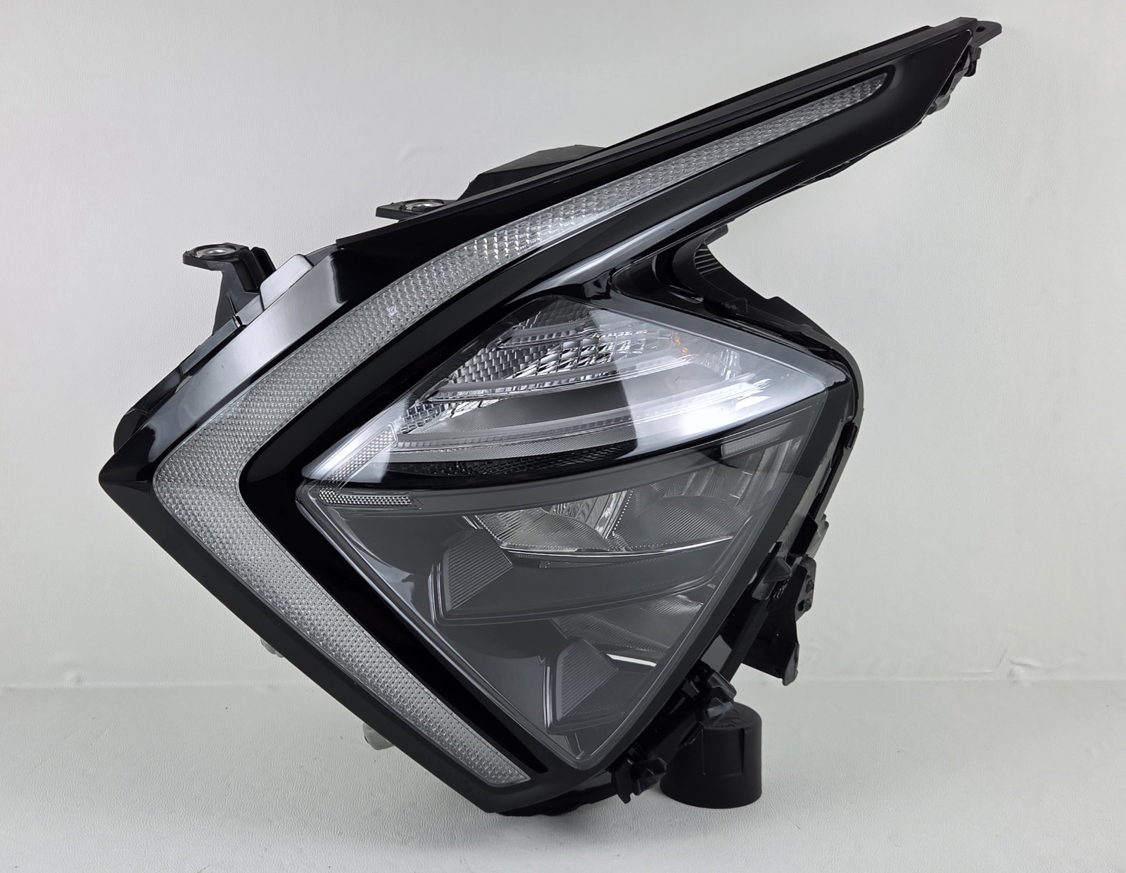 Nice OEM 2023-2025 Kia Sportage Left Driver Side Reflector LED Headlight