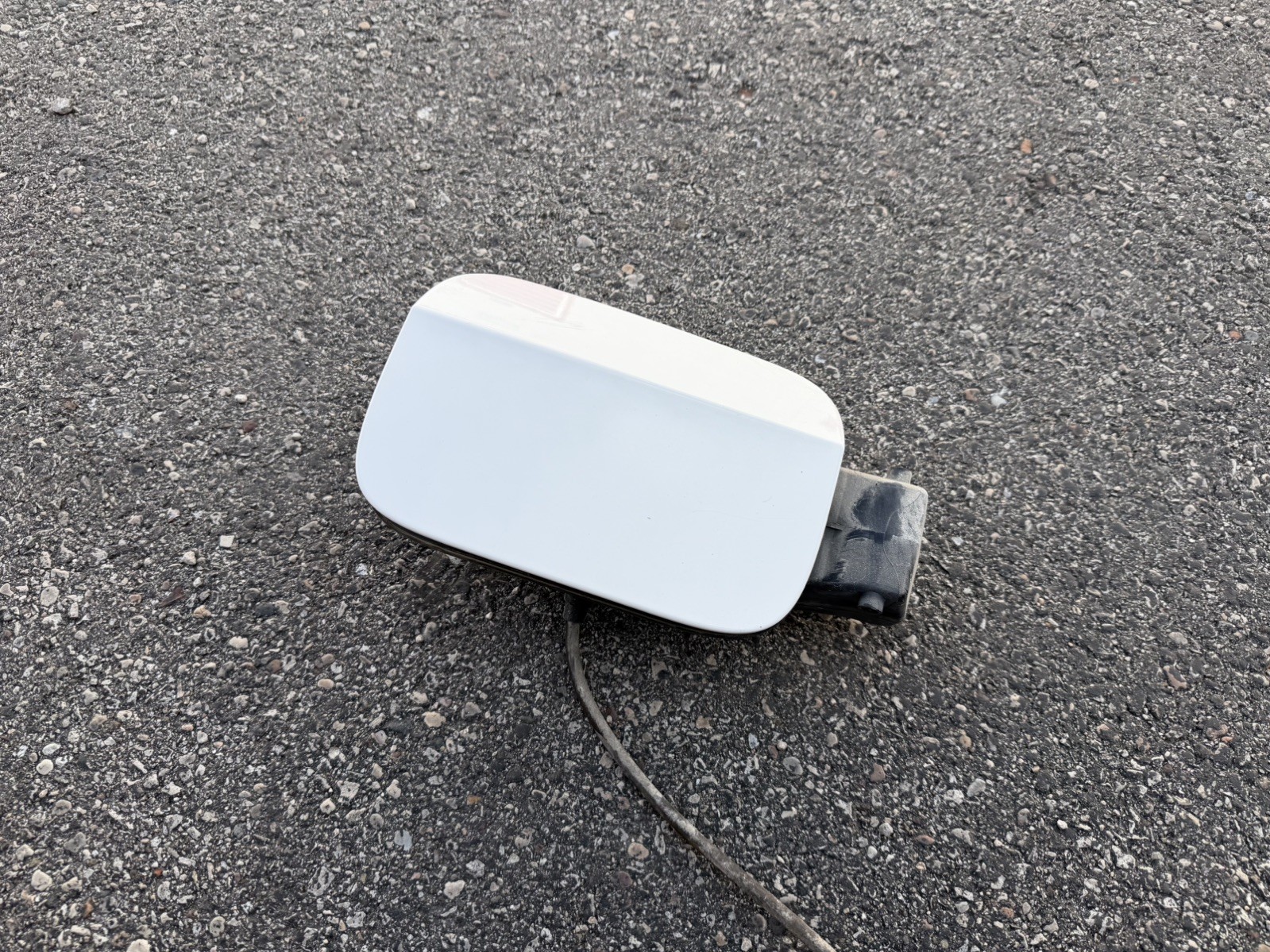 2012-19 VOLKSWAGEN PASSAT 2.0L FUEL TANK FILLER DOOR LID WHITE OEM 2012-19 VOLKSWAGEN PASSAT 2.0L FUEL TANK FILLER DOOR LID WHITE OEM
