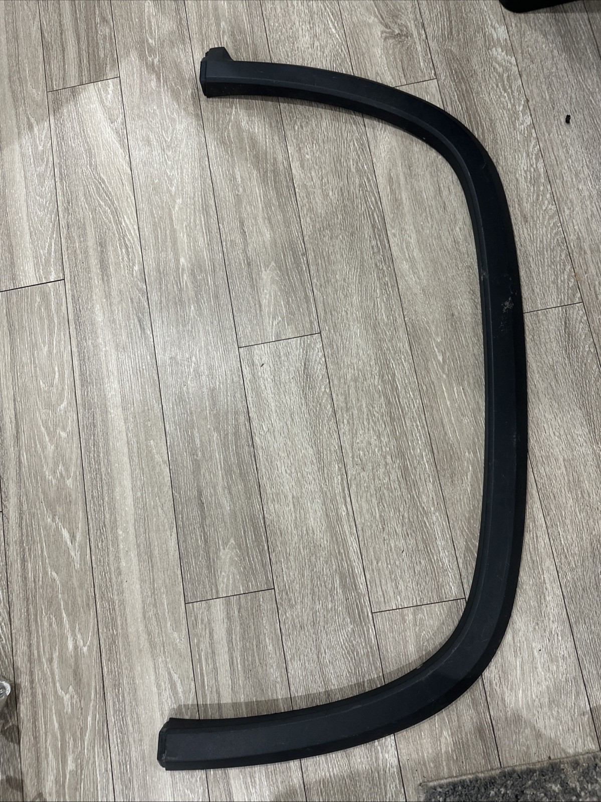 OEM 2020-2024 Chevy GMC 2500 3500 HD Rear Right Wheel Opening Molding 84731929 OEM 2020-2024 Chevy GMC 2500 3500 HD Rear Right Wheel Opening Molding 84731929