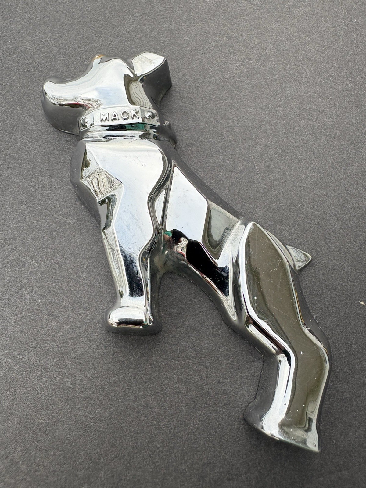 Vintage MACK Truck BULLDOG Left Facing Emblem Mount 4MR2158 Vintage MACK Truck BULLDOG Left Facing Emblem Mount 4MR2158