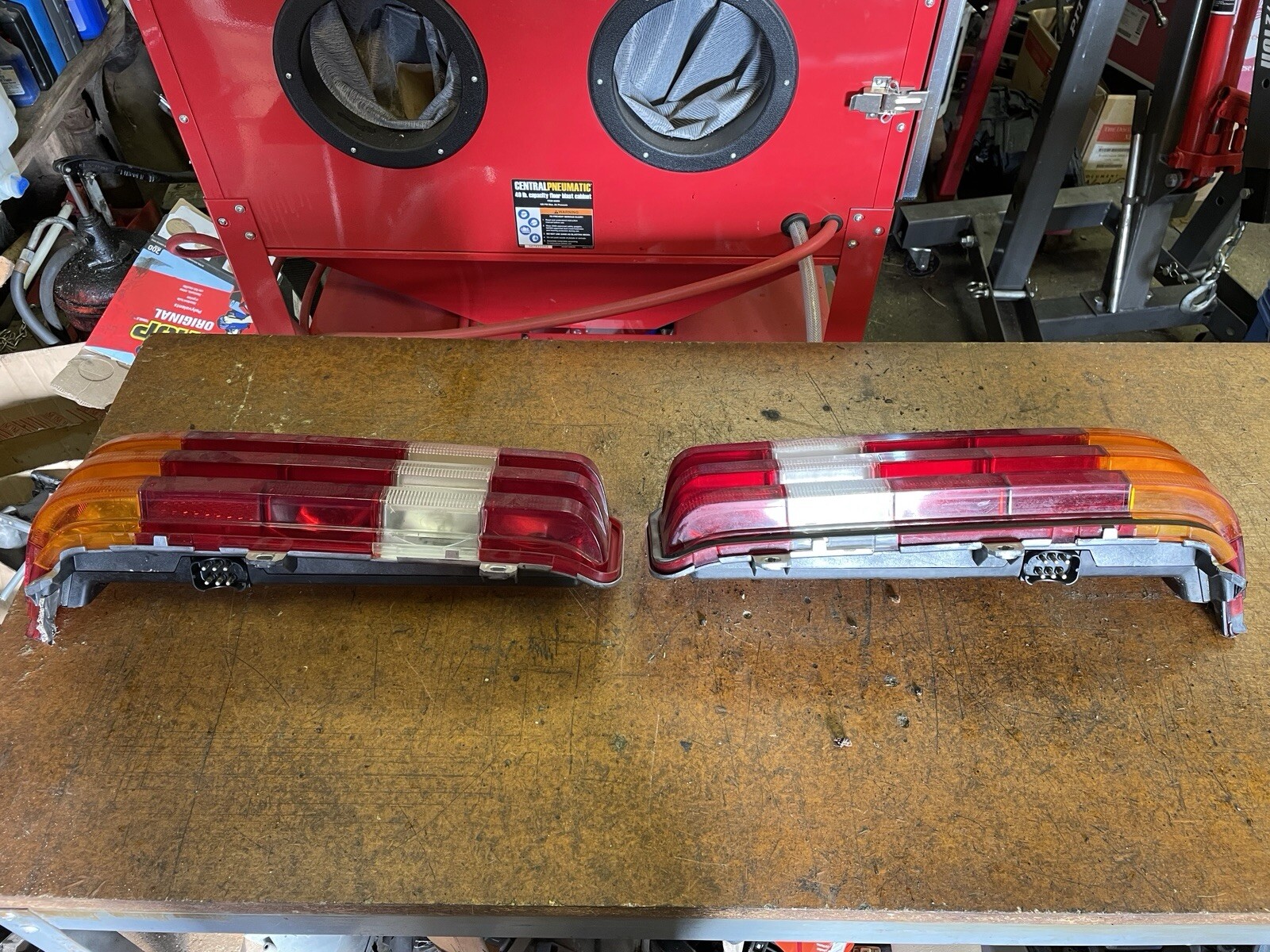 81-85 Mercedes W123 240 280 300 D Left-Right Tail Light Lamp OEM pair set brake 81-85 Mercedes W123 240 280 300 D Left-Right Tail Light Lamp OEM pair set brake