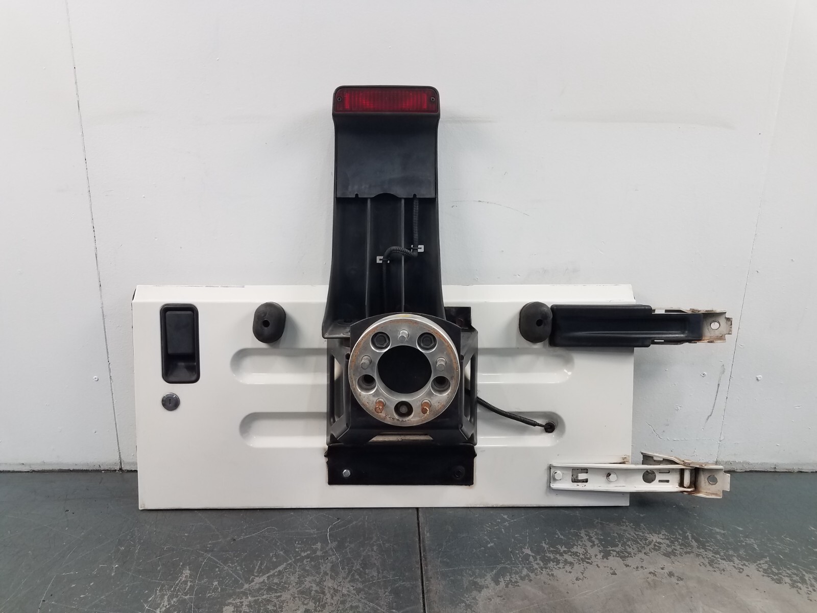 2006 Jeep Wrangler TJ Rubicon 4x4 Tailgate Panel / Spare Tire Mount #0921 Q7