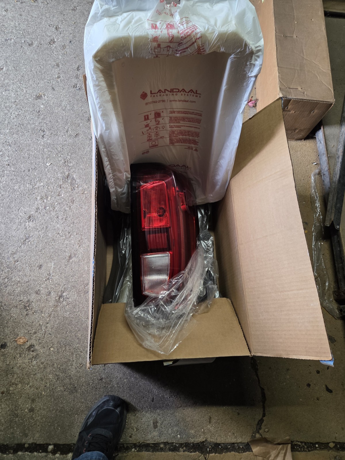 new OEM 2019-2026 GMC Sierra 1500 SLE Rear Passenger Tail Lamp Light 86291948