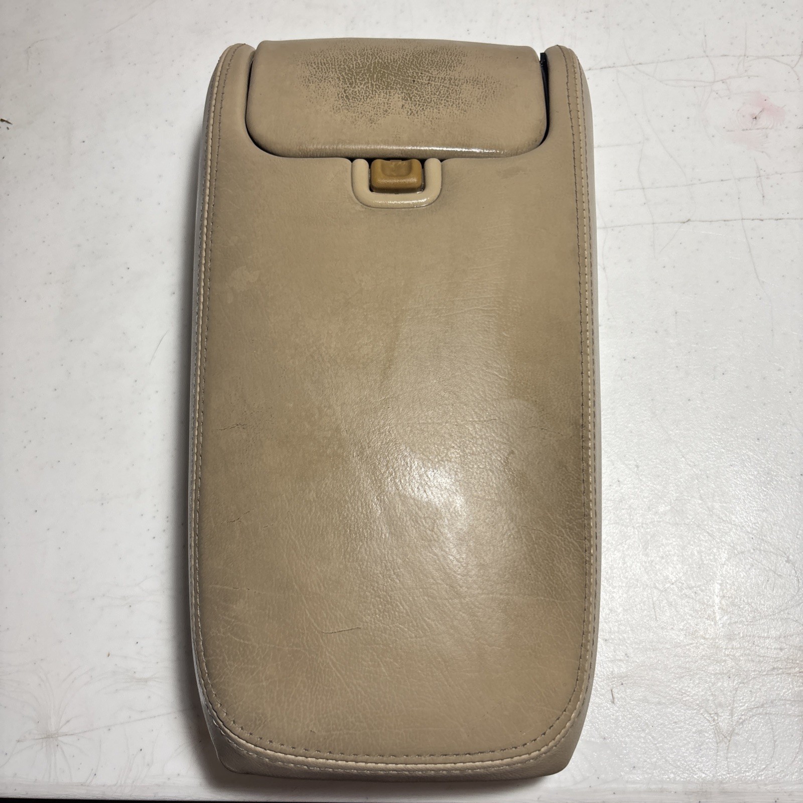 98-03 Jaguar XJ8 VDP X308 Front Center Console Lid Armrest w/ Cup Holder AGD OEM 98-03 Jaguar XJ8 VDP X308 Front Center Console Lid Armrest w/ Cup Holder AGD OEM