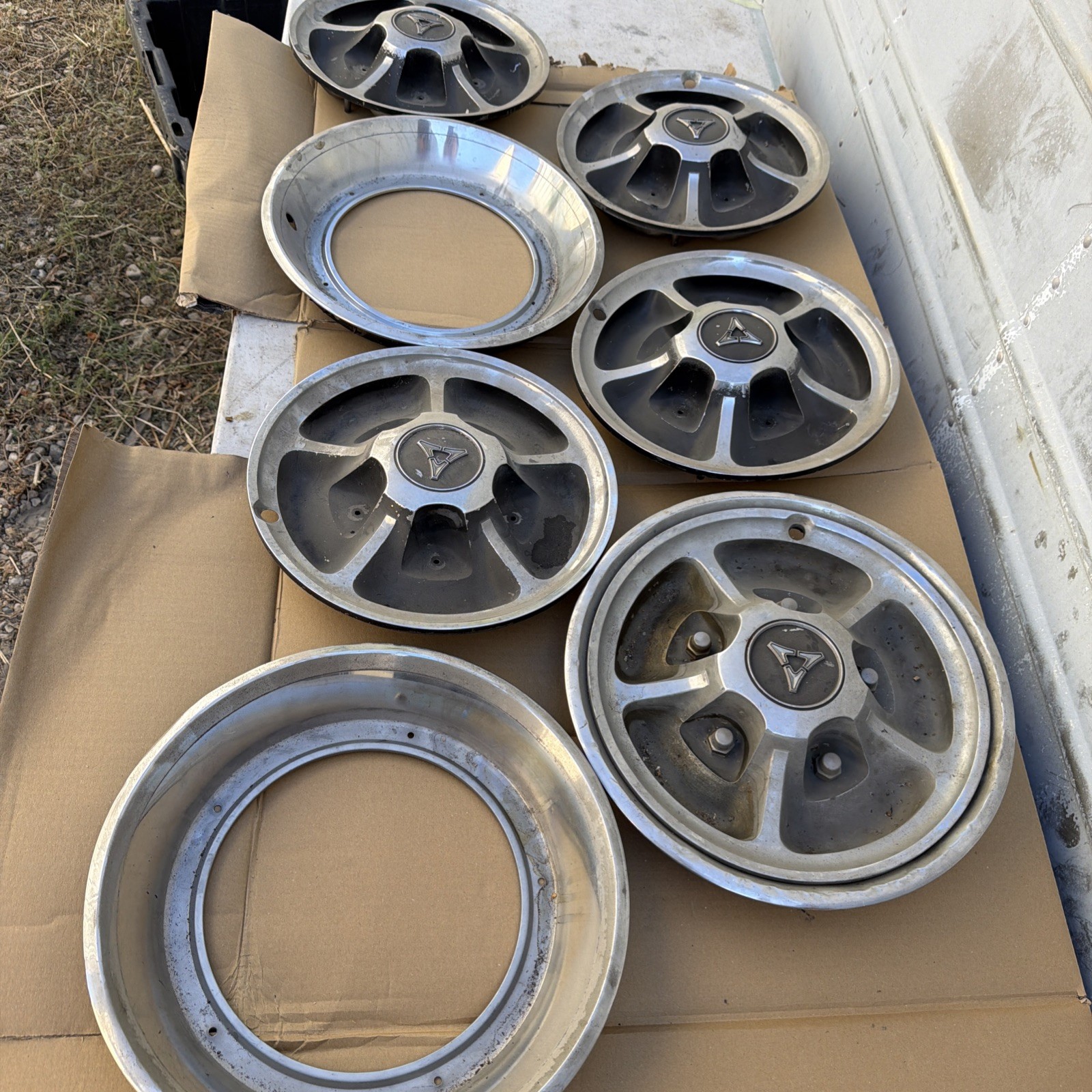 4 VINTAGE 1968 1969 1970 DODGE DART CHARGER SUPER BEE HUBCAPS WHEEL COVERS MOPAR 4 VINTAGE 1968 1969 1970 DODGE DART CHARGER SUPER BEE HUBCAPS WHEEL COVERS MOPAR