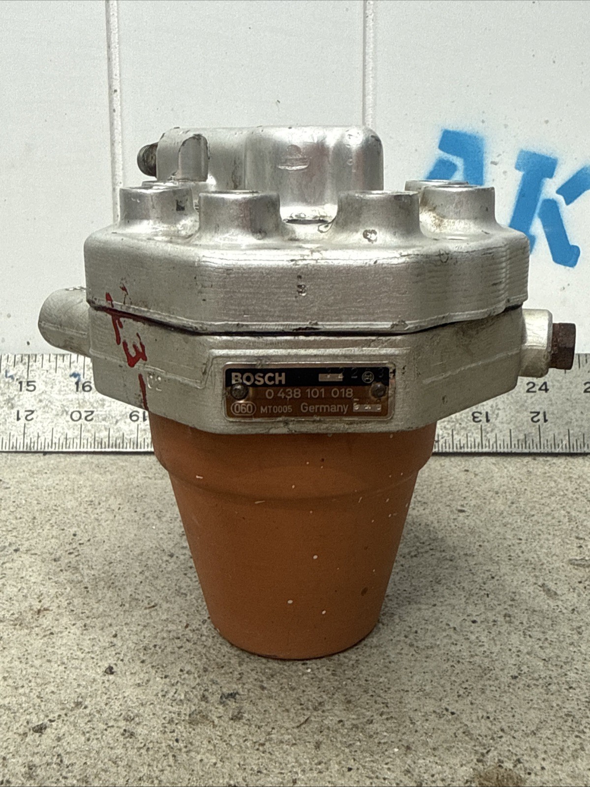 OEM 1986-1991 Mercedes-Benz W126 420SEL 560SEL Fuel Injection Distributor OEM 1986-1991 Mercedes-Benz W126 420SEL 560SEL Fuel Injection Distributor