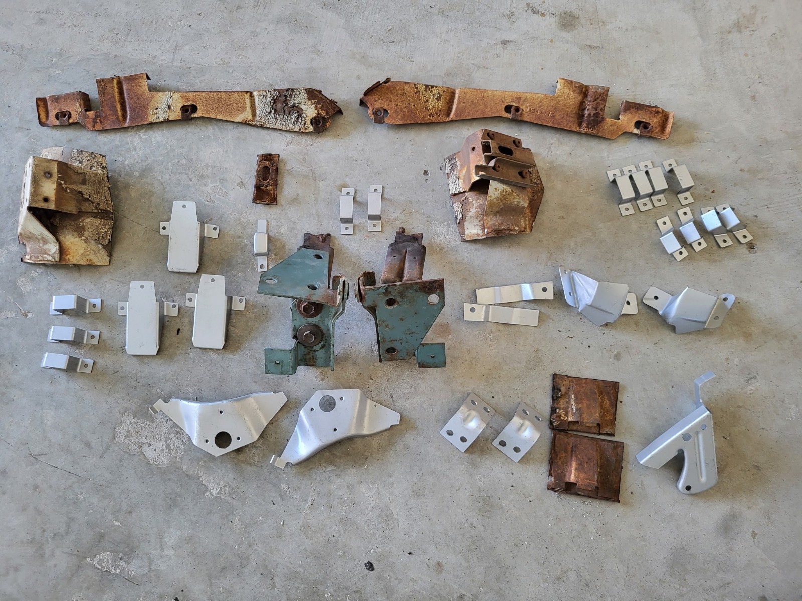 1967 1968 Mustang Fastback Brackets Fold Down Hinges 67-68 Incomplete See Detail