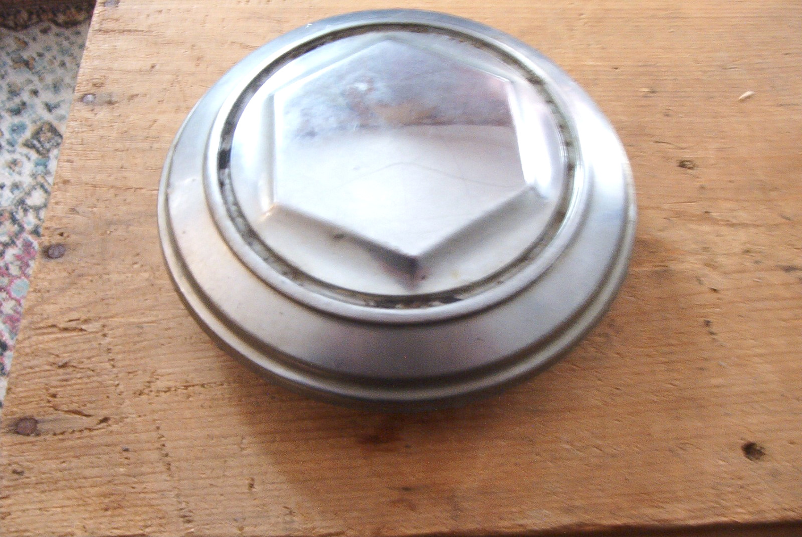 OE vintage center piece 79-89 Chrysler 15 in wire wheelcover Hollander #433 OE vintage center piece 79-89 Chrysler 15 in wire wheelcover Hollander #433