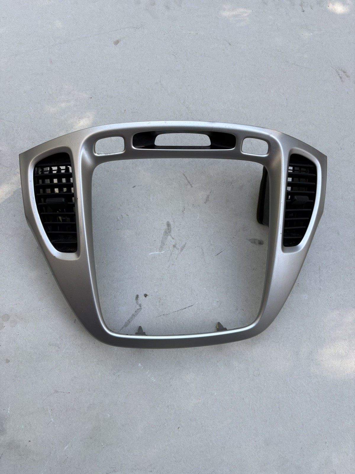 2001-2007 Toyota Highlander Radio Climate Dash Trim Bezel W/Vents OEM Silver 2001-2007 Toyota Highlander Radio Climate Dash Trim Bezel W/Vents OEM Silver