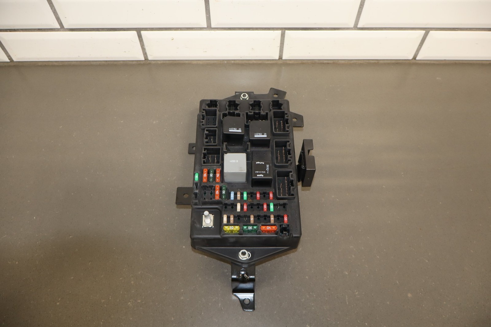 2007-2009 Jaguar XKR 4.2L Gasoline Cabin Fuse Box