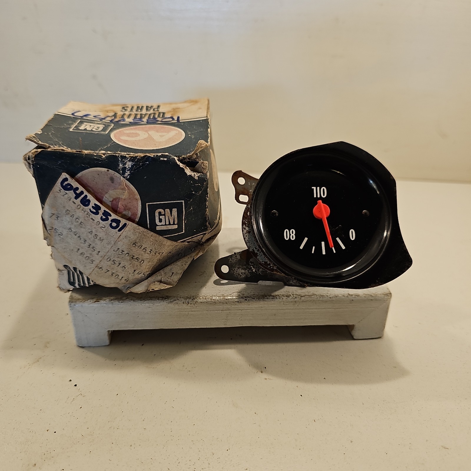 GM NOS Oil Pressure Gauge 1973 1974 Chevrolet GMC Medium Duty Truck 6463351 GM NOS Oil Pressure Gauge 1973 1974 Chevrolet GMC Medium Duty Truck 6463351