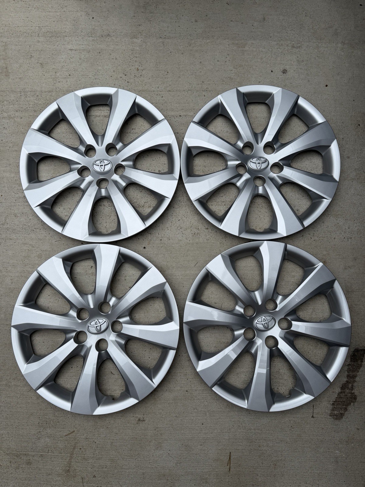TOYOTA COROLLA HUBCAPS WHEEL COVERS SET OF 4 2014-2024 LIKE NEW ORIGINALS TOYOTA COROLLA HUBCAPS WHEEL COVERS SET OF 4 2014-2024 LIKE NEW ORIGINALS