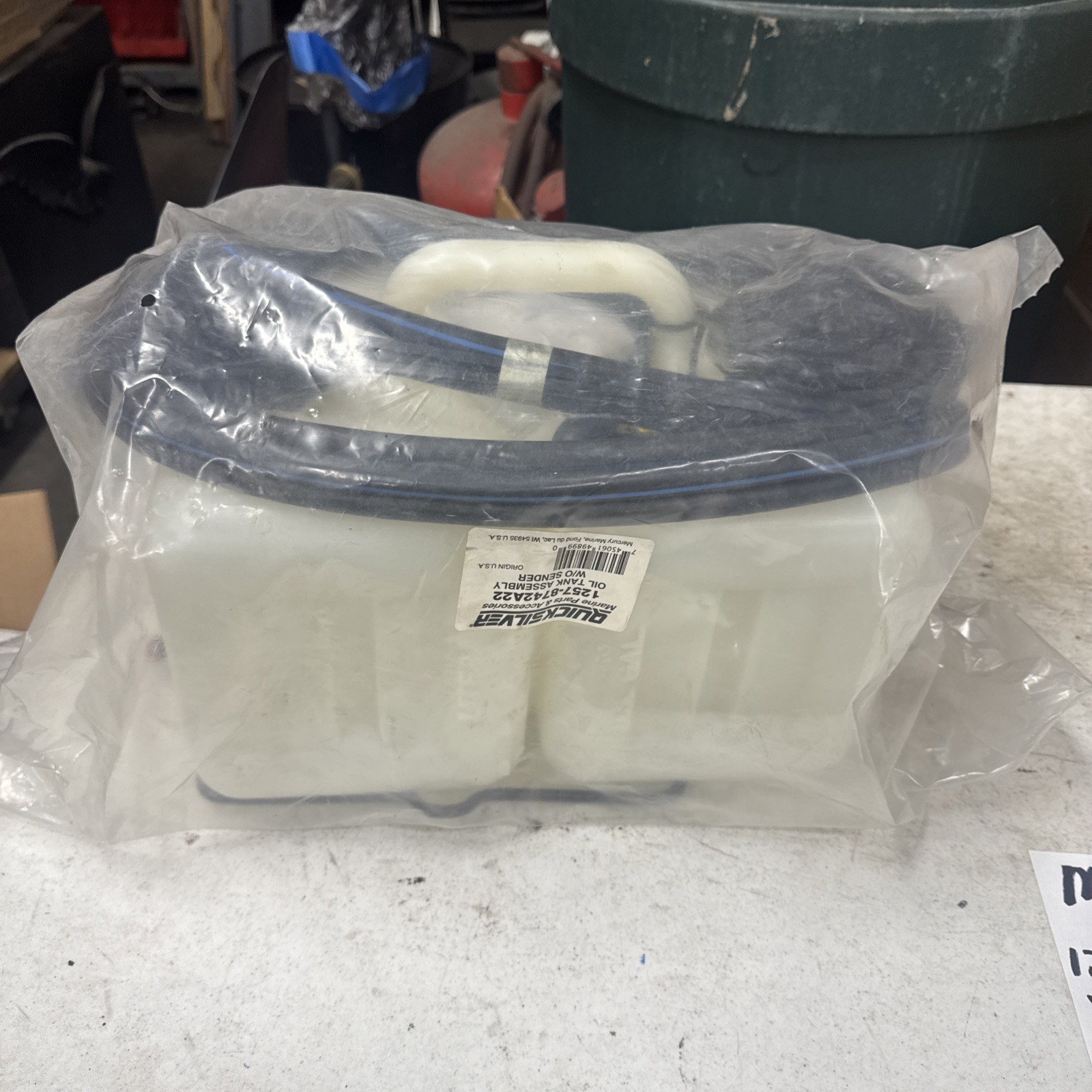 Mercury Outboard Oil Tank Assembly 1257-8742A22 Mercury Outboard Oil Tank Assembly 1257-8742A22