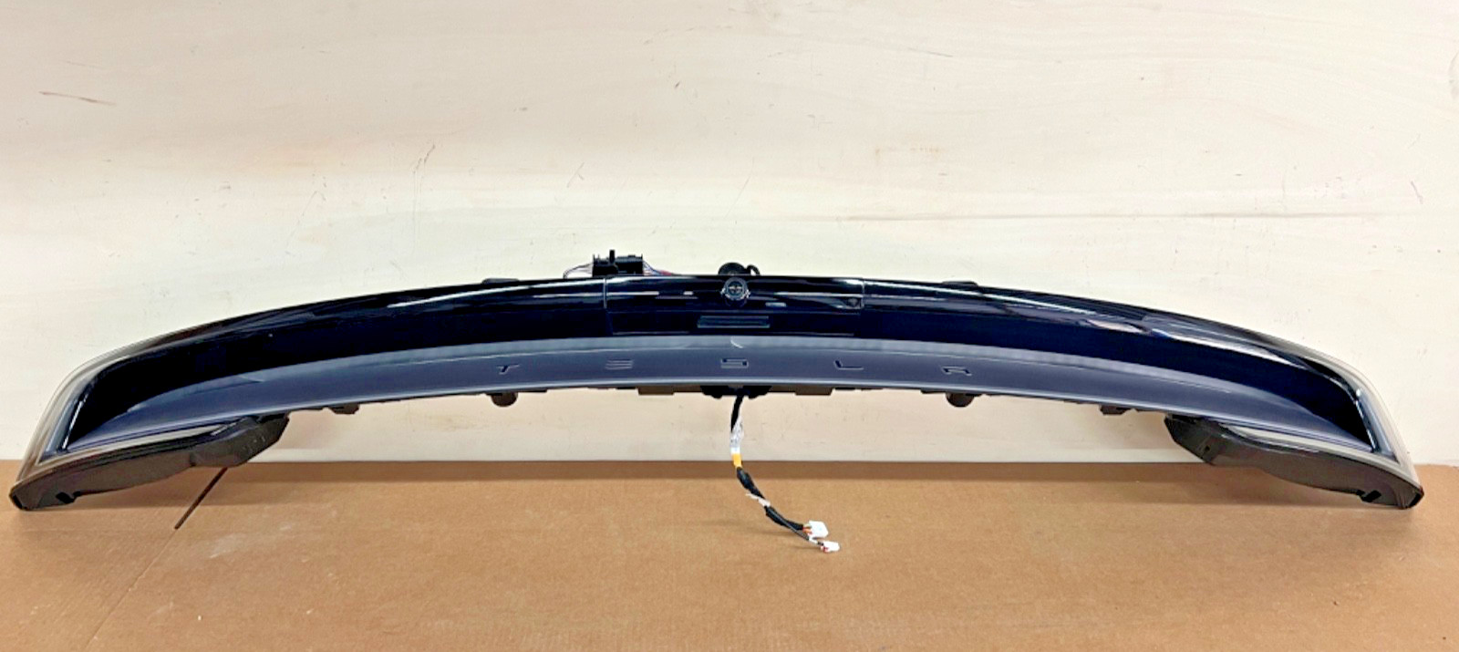 **DAMAGE** 2025-2026 TESLA MODEL Y REAR CENTER MOUNTED LED TAIL LAMP BAR OEM **DAMAGE** 2025-2026 TESLA MODEL Y REAR CENTER MOUNTED LED TAIL LAMP BAR OEM