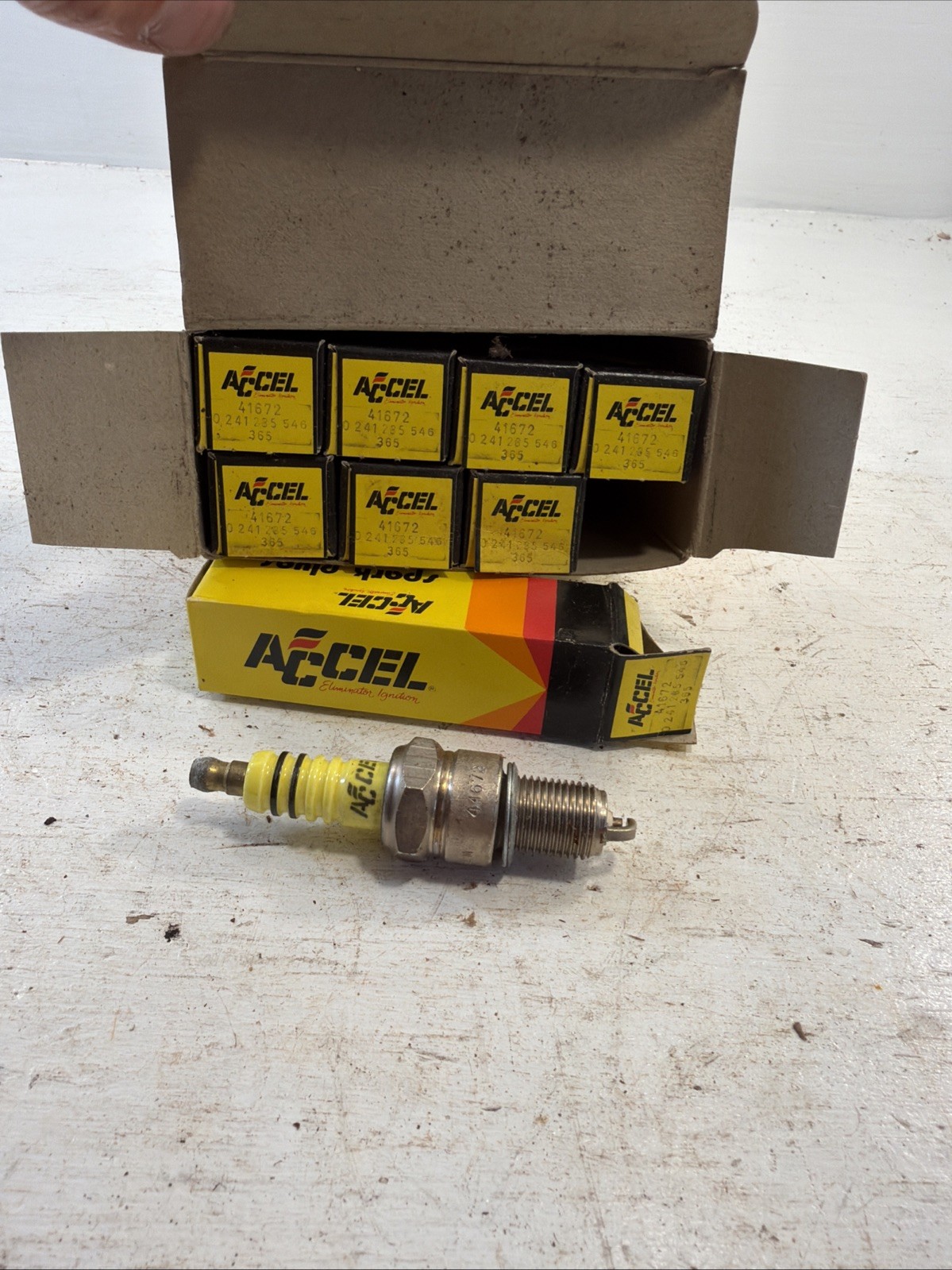 8-Vintage NOS Accel 241672 High Performance Yellow Jacket Spark Plugs Ford V8