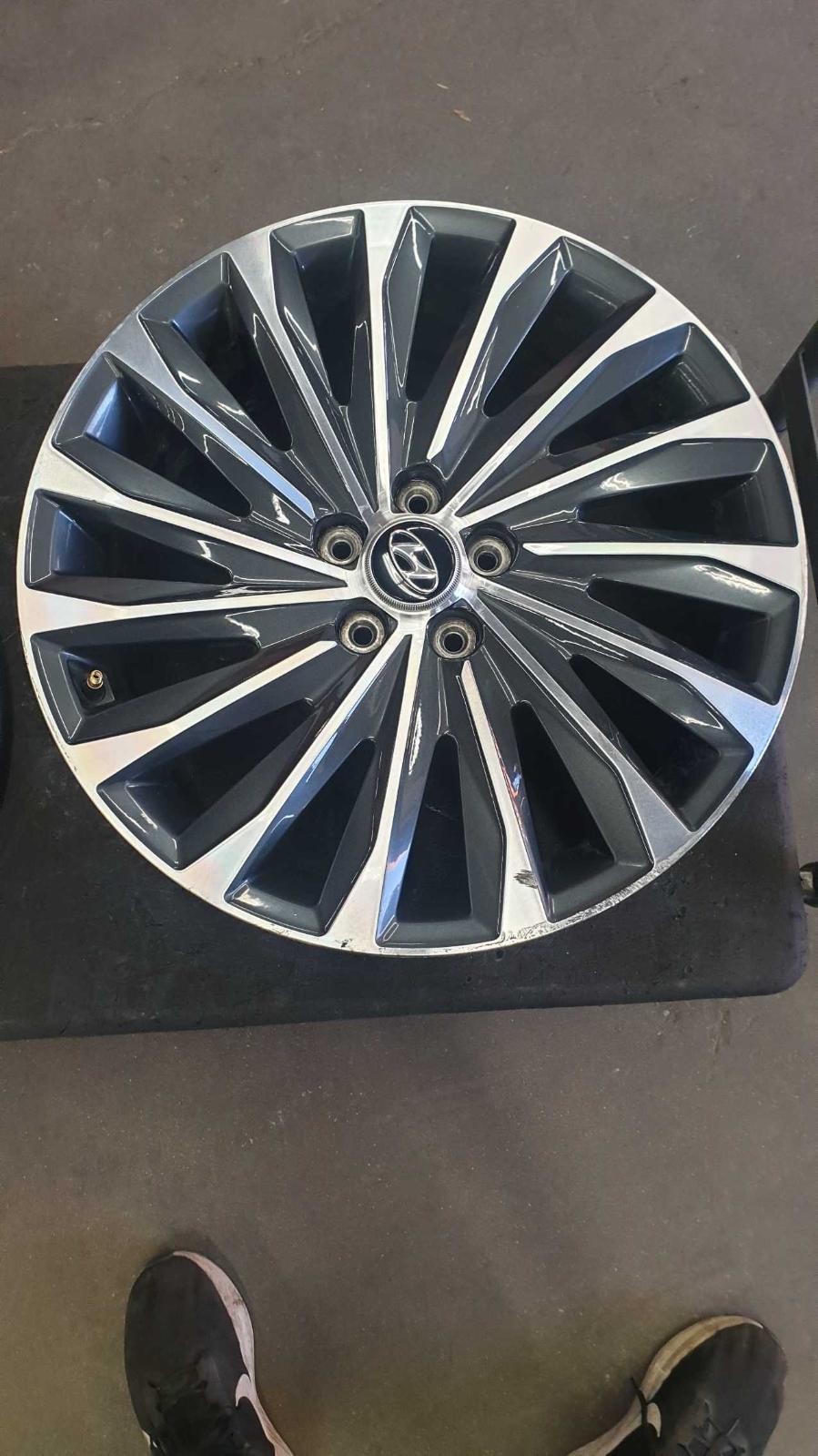 23 24 25  PALISADE: 1 OEM Wheel 20x7-1/2 (alloy), 15 spoke