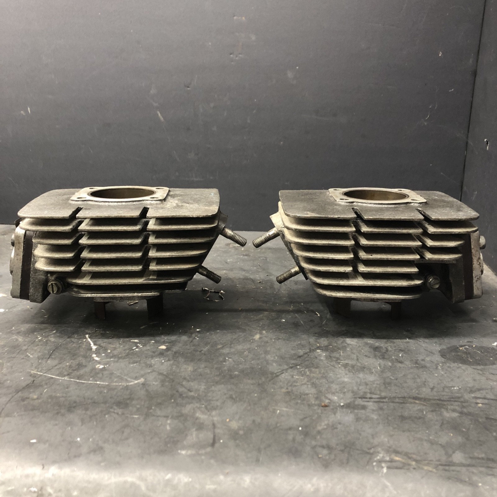 Genuine OEM 1974 Yamaha RD200 Engine Cylinders Barrels RD 200 NO BROKEN FINS Genuine OEM 1974 Yamaha RD200 Engine Cylinders Barrels RD 200 NO BROKEN FINS