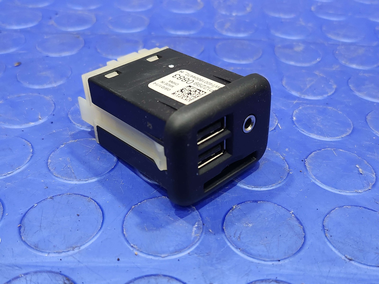 15-16 GMC Yukon Chevy Tahoe Jet Black Multimedia Receptacle AUX USB OEM 22990883