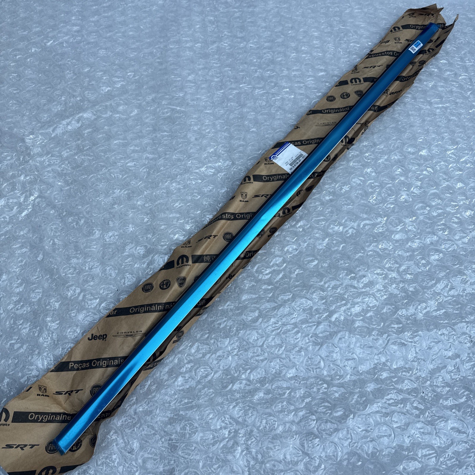 17-27 Chrysler Pacifica Voyager Rear Right Weatherstrip Trim OEM 68188798AF Bent 17-27 Chrysler Pacifica Voyager Rear Right Weatherstrip Trim OEM 68188798AF Bent