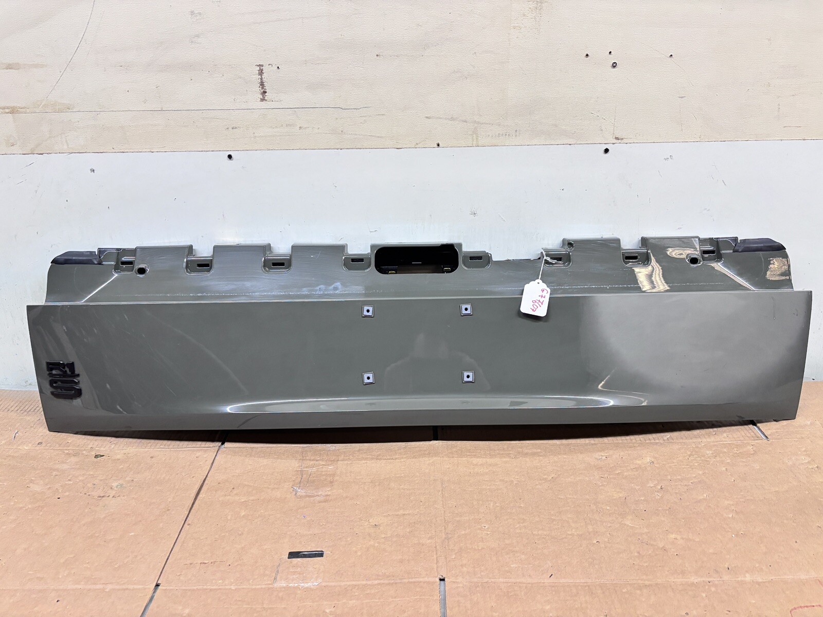 OEM 2022-2025 RIVIAN R1S REAR LOWER TAIL GATE GENUINE LIFT GATE PT00003660