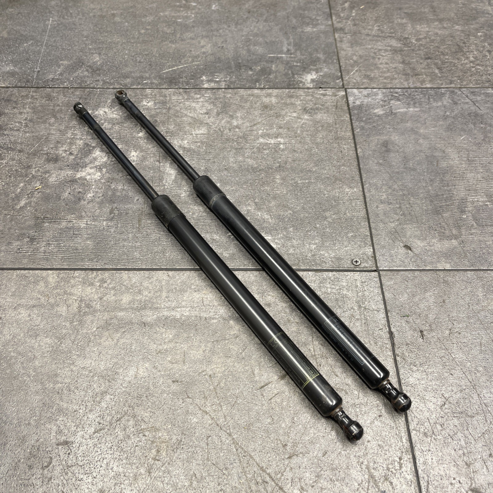 OEM 2008 - 2013 Toyota Highlander Trunk Lift Struts Left and Right 689600E070