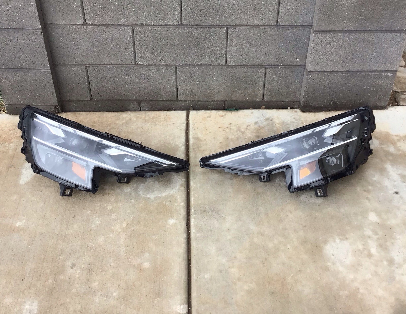 OEM Audi Q8 SQ8 LED Headlights Pair Left Right w/ Modules 4M8941039B 4M8941040B