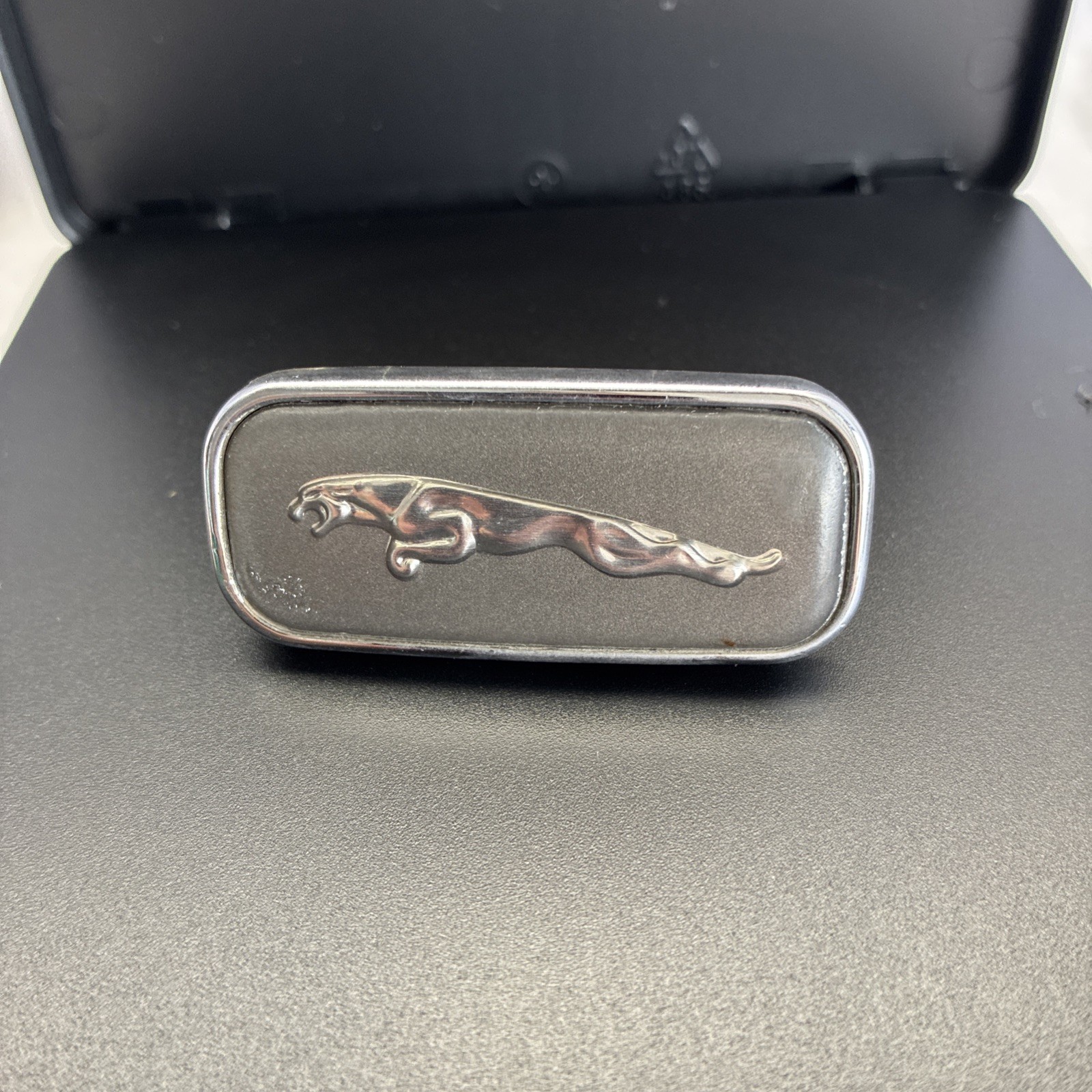 1998 99 2000 01 2002 2003 JAGUAR XJ8 XJ8L VANDEN PLAS LEFT DRIVER FENDER EMBLEM 1998 99 2000 01 2002 2003 JAGUAR XJ8 XJ8L VANDEN PLAS LEFT DRIVER FENDER EMBLEM