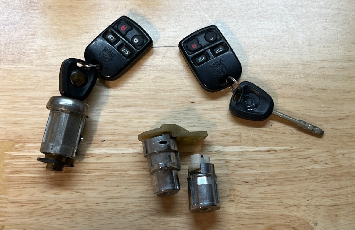 97-06 Jaguar XK8 Ignition, Door, Glovebox, Key Cylinder and Keys 97-06 Jaguar XK8 Ignition, Door, Glovebox, Key Cylinder and Keys