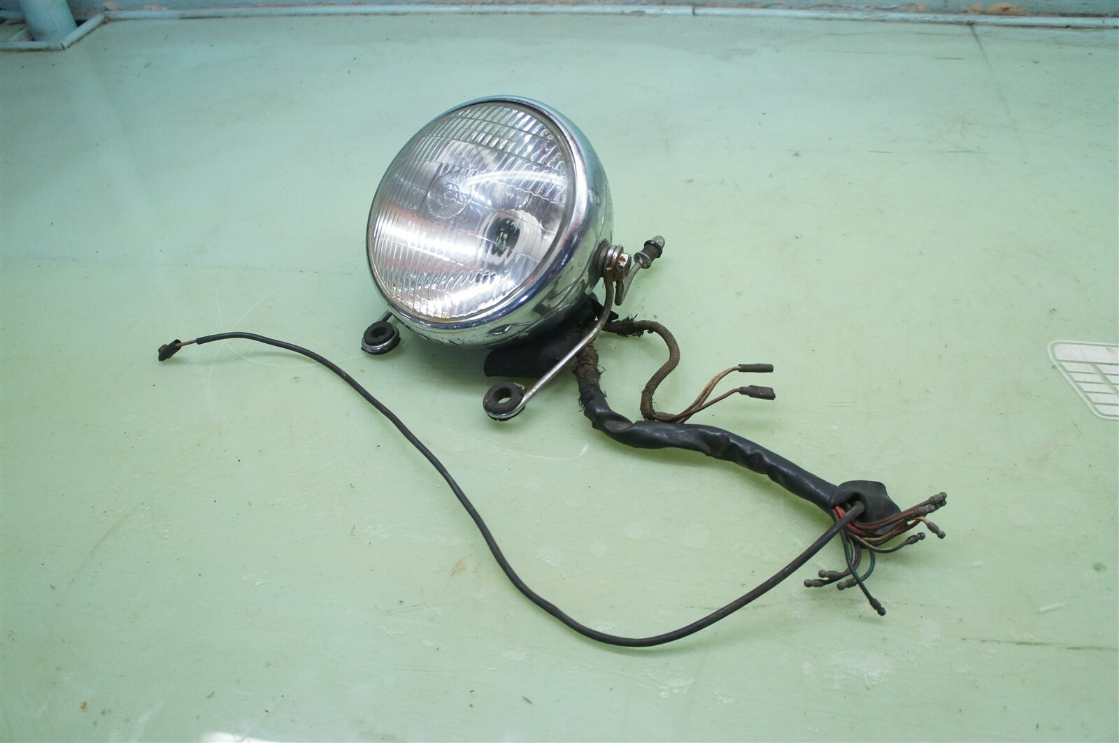 Triumph TR6R Trophy TR6 650cc T120 T120R Bonneville LATE HEADLIGHTBUCKET *2483