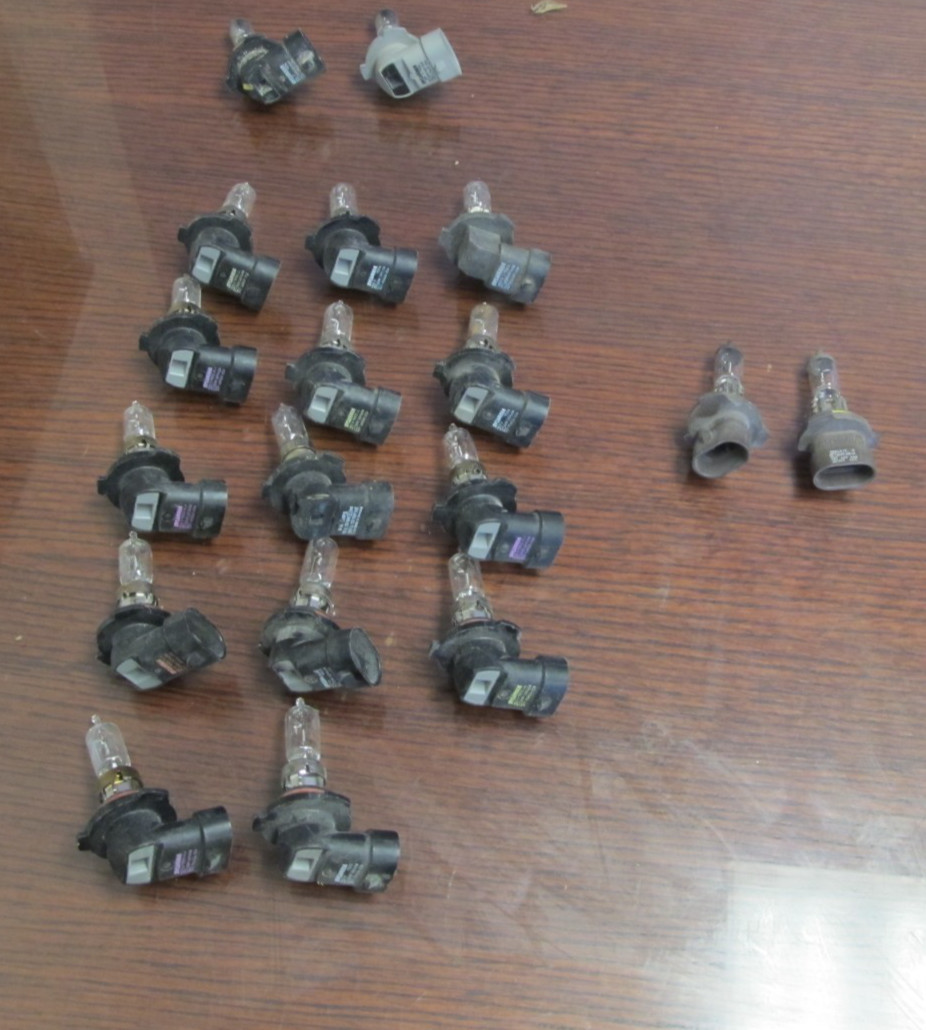 USED - UNTESTED - READ - Lot of 18 9005 & 9006 Light Bulbs *Working when removed USED - UNTESTED - READ - Lot of 18 9005 & 9006 Light Bulbs *Working when removed